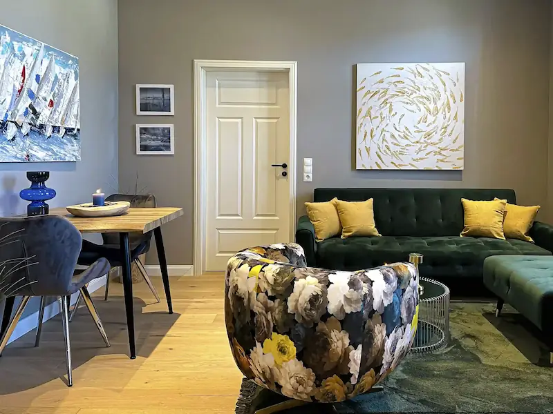 Ferienwohnung Inselrose Juist – Moderne Küche mit Herd, Spüle und Oberschränken