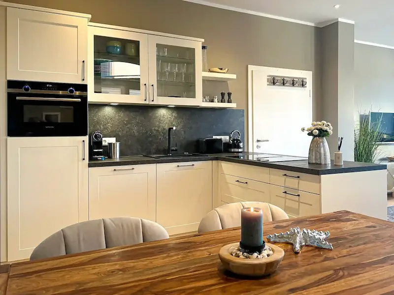 Ferienwohnung Inselrose Juist – Badezimmer mit Dusche und Spiegelschrank